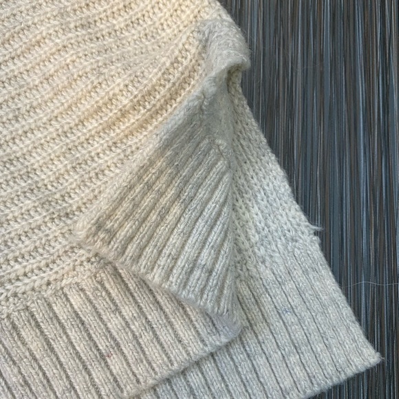 Sweater 🎉 - Picture 3 of 4